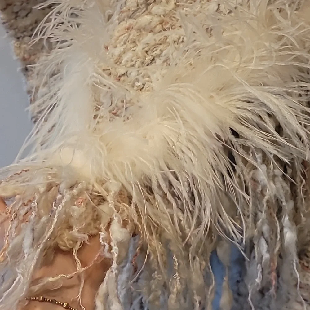 Thick fuzzy shawl with feather - Picture 7 of 11
